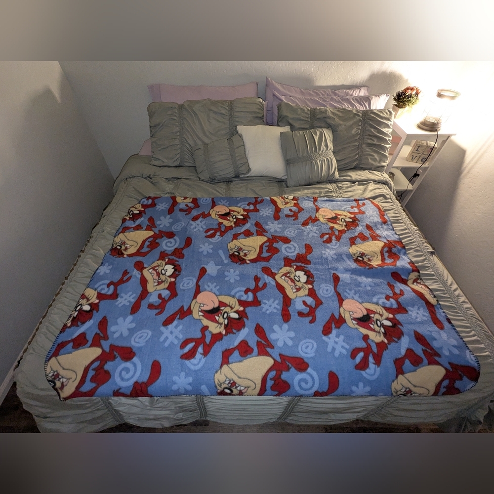 {SOLD}Vintage Tasmanian Devil Fleece Throw